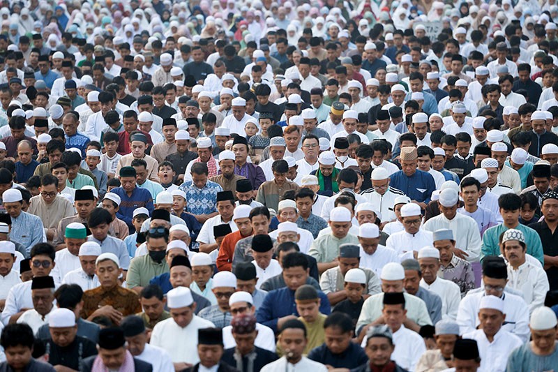 Potret Ribuan Umat Muslim Jakarta Salat Idul Adha 1445 H - Bagian 2