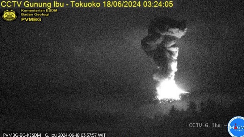 Penampakan Gunung Ibu Erupsi, Luncurkan Abu Vulkanis 3 Km Disertai Dentuman