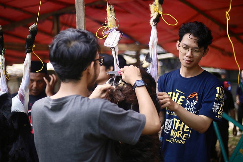 Mahasiwa UIN Syarif Hidayatullah Jakarta Potong Hewan Kurban untuk Masyarakat Ciputat - Bagian 1