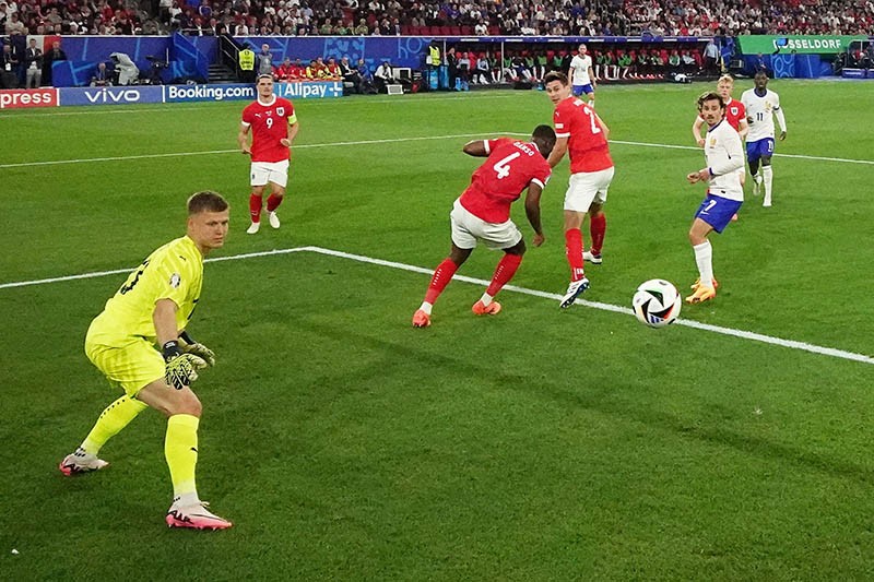 Reaksi Kylian Mbappe Cedera Hidung Berdarah hingga Kartu Kuning - Bagian 4