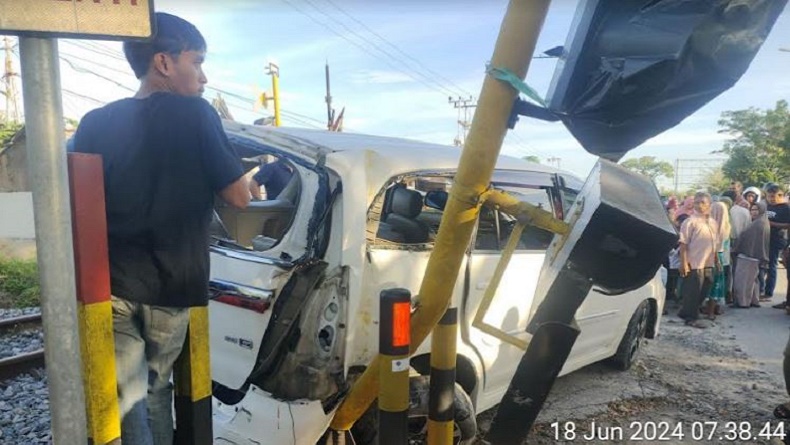 Kecelakaan Minibus Travel Ditabrak Kereta Api di Padang, 7 Penumpang Luka-Luka