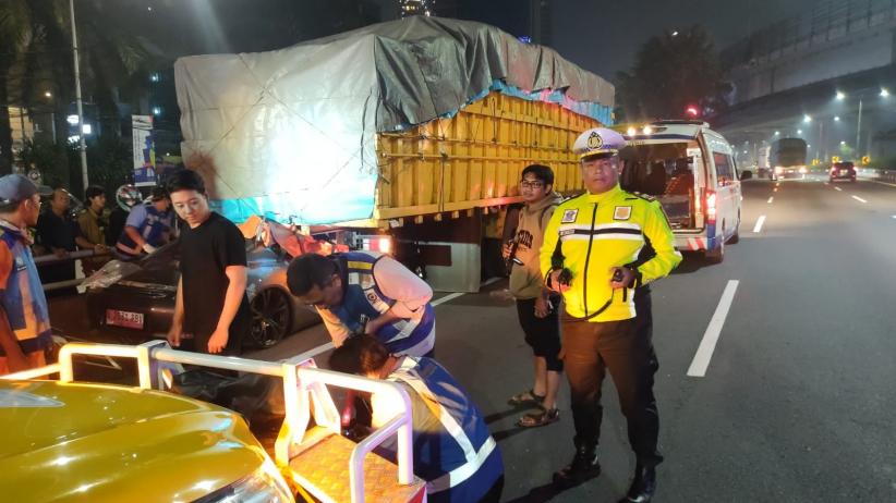 Penampakan Mobil Porsche Tabrak Truk Di Tol Dalam Kota, Ringsek Di ...