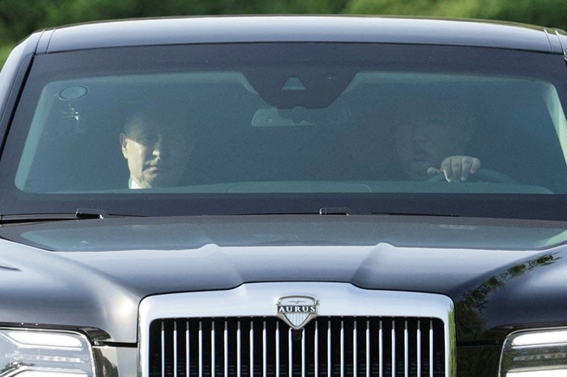 Kim Jong Un Jadi Sopir Vladimir Putin Naik Mobil Mewah Buatan Rusia, Aurus - Bagian 4