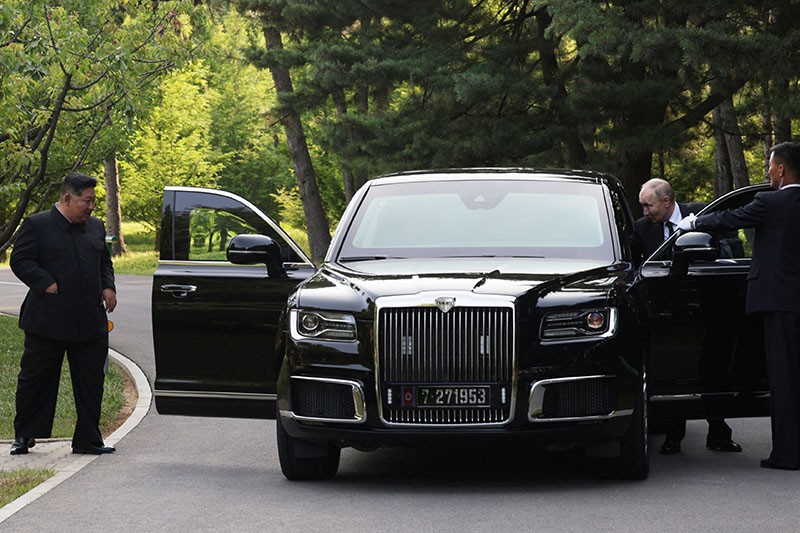 Kim Jong Un Jadi Sopir Vladimir Putin Naik Mobil Mewah Buatan Rusia, Aurus - Bagian 5