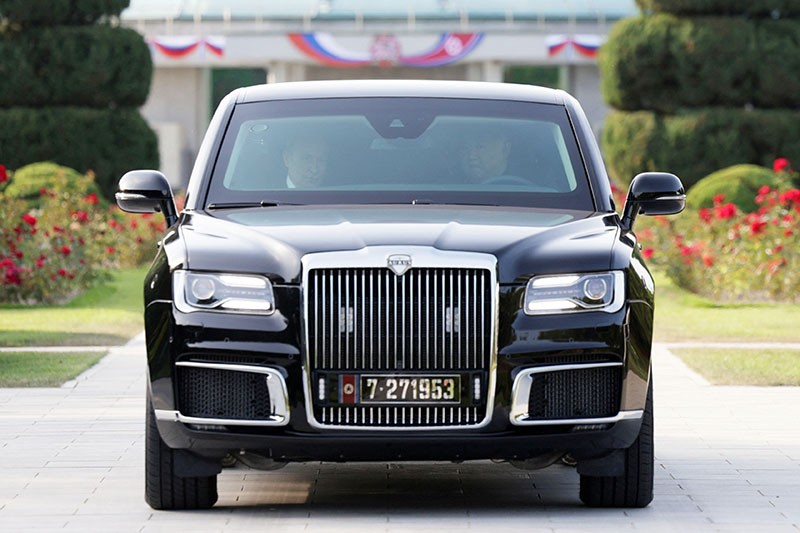 Kim Jong Un Jadi Sopir Vladimir Putin Naik Mobil Mewah Buatan Rusia, Aurus - Bagian 1