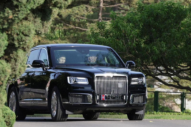 Kim Jong Un Jadi Sopir Vladimir Putin Naik Mobil Mewah Buatan Rusia, Aurus - Bagian 3
