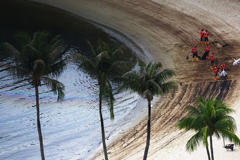 Pantai Pulau Sentosa Singapura Berubah Jadi Hitam akibat Tumpahan 400 Ton Minyak - Bagian 3