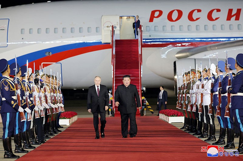 Vladimir Putin Disambut Hangat Kim Jong Un saat Mendarat di Korut - Bagian 1