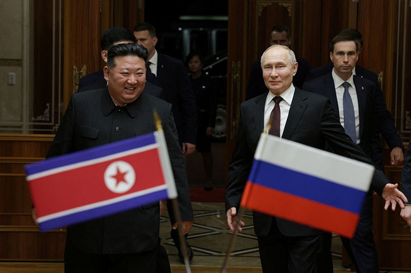 Vladimir Putin Disambut Hangat Kim Jong Un saat Mendarat di Korut - Bagian 3