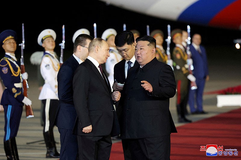 Vladimir Putin Disambut Hangat Kim Jong Un saat Mendarat di Korut - Bagian 2