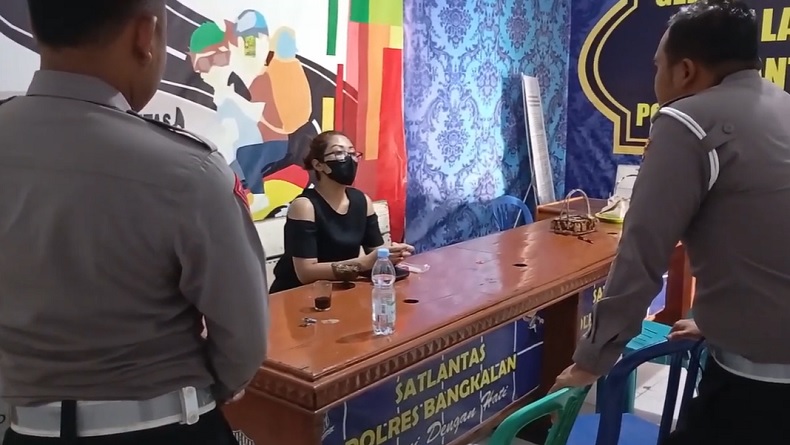 title Wanita Muda Nekat Bawa Kabur Polisi di Mobilnya Usai Kecelakaan di Suramadu Wanita Muda Nekat Bawa Kabur Polisi di Mobilnya Usai Kecelakaan di Suramadu