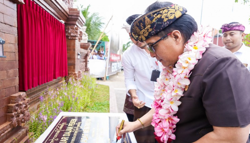Bupati Badung Resmikan Bangunan Balai Banjar Dajan Peken Desa Mengwitani
