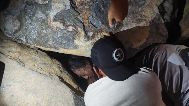 Keasyikan Main TikTok, Gadis 15 Tahun Jatuh Terjepit Batu Grip di Pantai Padang