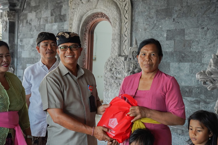 Cegah Potensi Stunting, Dinas Perikanan Badung Kembali Serahkan Paket Olahan Ikan
