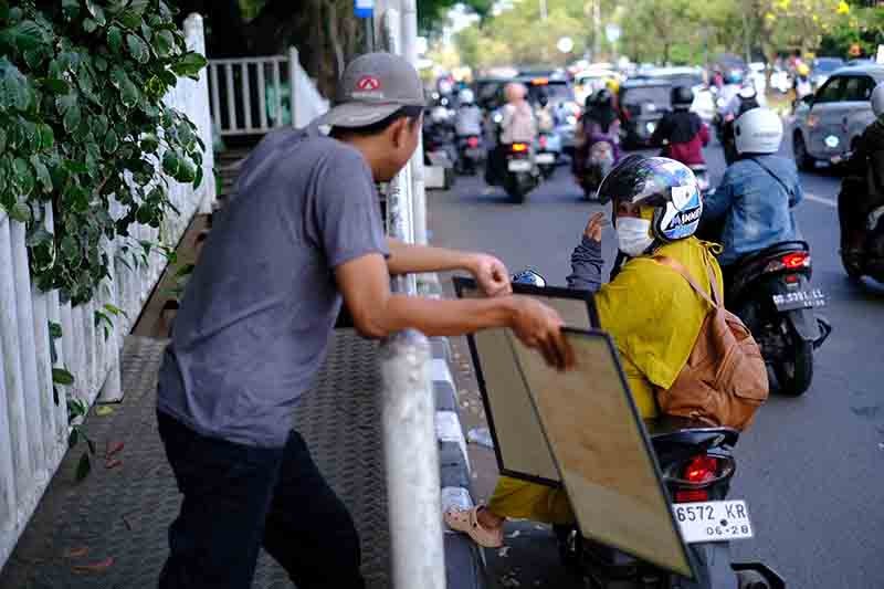 Potret Sang Pelukis Jalanan Mencari Rezeki - Bagian 4