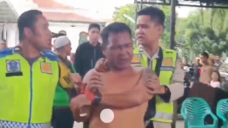 Pria di Palembang Babak Belur akibat Nekat Copet HP Anggota TNI di Masjid Agung