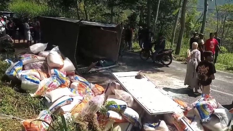 title Kecelakaan di Pasuruan, Truk Rem Blong Tabrak Motor di Jalan Menurun 1 Orang Tewas Kecelakaan di Pasuruan, Truk Rem Blong Tabrak Motor di Jalan Menurun 1 Orang Tewas