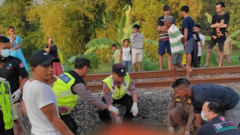 title Pria di Bojonegoro Tewas Tertabrak Kereta Api Diduga Bunuh Diri, Tinggalkan Wasiat Pria di Bojonegoro Tewas Tertabrak Kereta Api Diduga Bunuh Diri, Tinggalkan Wasiat