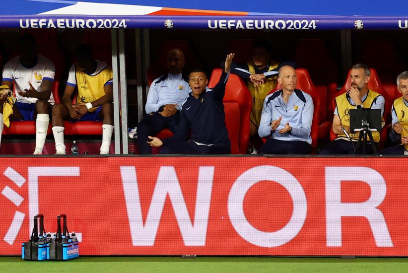 Tampang Gelisah Kylian Mbappe Nonton Belanda vs Prancis dari Bangku Cadangan - Bagian 5