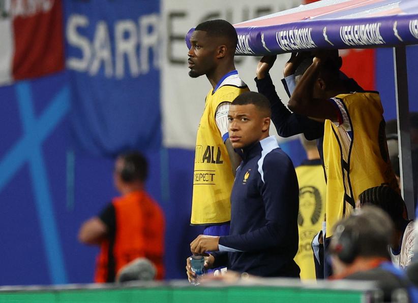 Tampang Gelisah Kylian Mbappe Nonton Belanda vs Prancis dari Bangku Cadangan - Bagian 6