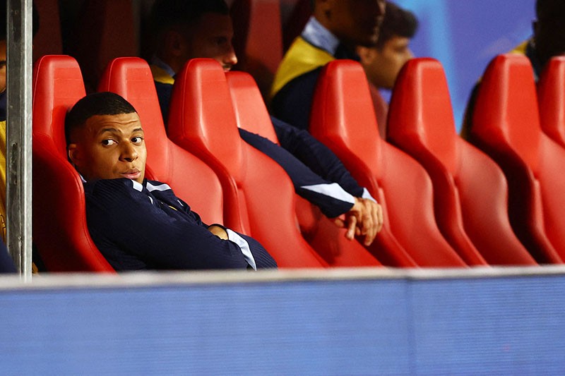 Tampang Gelisah Kylian Mbappe Nonton Belanda vs Prancis dari Bangku Cadangan - Bagian 4