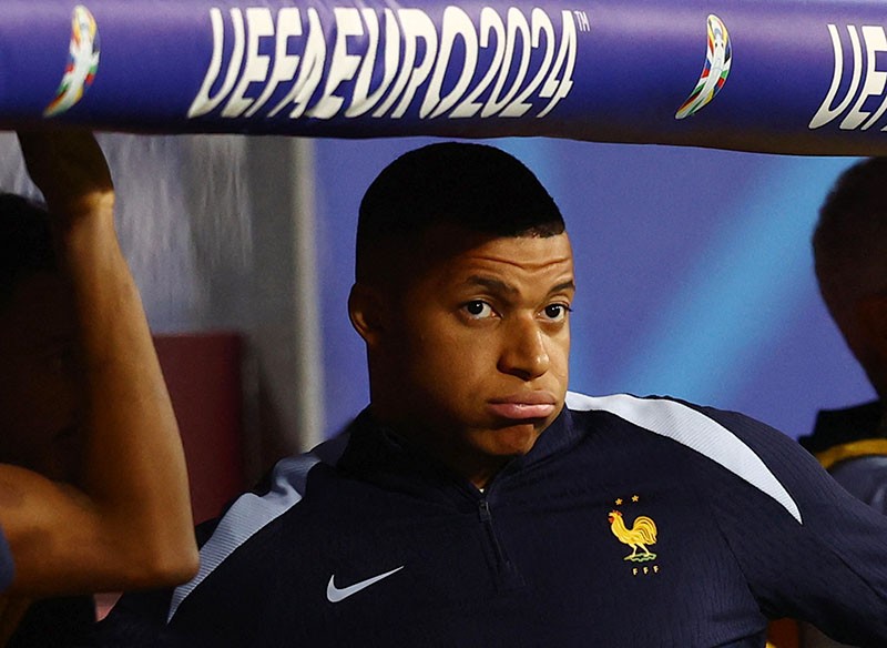 Tampang Gelisah Kylian Mbappe Nonton Belanda vs Prancis dari Bangku Cadangan - Bagian 3