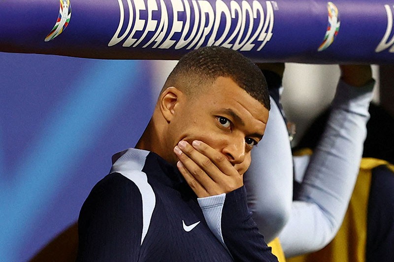 Tampang Gelisah Kylian Mbappe Nonton Belanda vs Prancis dari Bangku Cadangan - Bagian 2