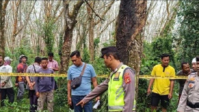title Geger Mayat Siswi SMA Ditemukan di Kebun Karet OKU Timur, Diduga Dibunuh Geger Mayat Siswi SMA Ditemukan di Kebun Karet OKU Timur, Diduga Dibunuh