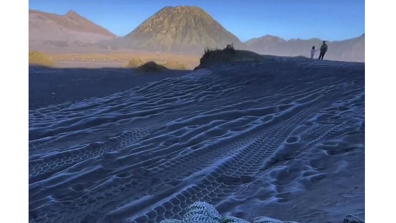 title Penampakan Embun Beku bak Salju Selimuti Gunung Bromo, Suhu Udara hingga 5 Derajat Penampakan Embun Beku bak Salju Selimuti Gunung Bromo, Suhu Udara hingga 5 Derajat