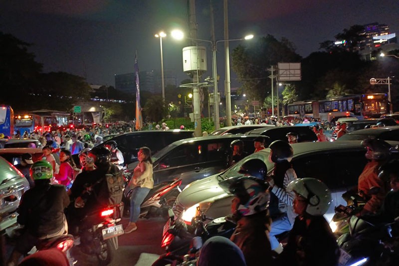 Antusiasme Ribuan Warga Berbondong-bondong Hadiri HUT DKI Jakarta di Monas - Bagian 4