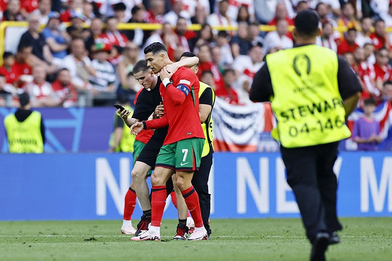 Cristiano Ronaldo Dikejar-Kejar Pitch Invader saat Laga Turki vs Portugal - Bagian 3