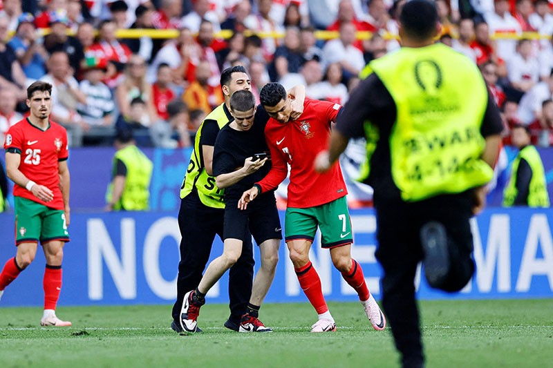 Cristiano Ronaldo Dikejar-Kejar Pitch Invader saat Laga Turki vs Portugal - Bagian 2