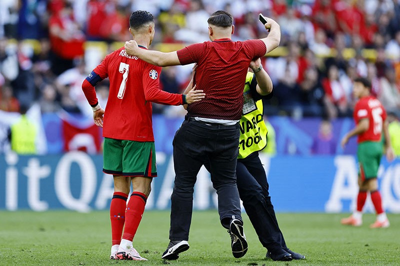 Cristiano Ronaldo Dikejar-Kejar Pitch Invader saat Laga Turki vs Portugal - Bagian 4