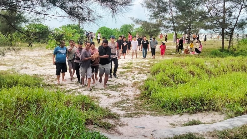 title Terseret Ombak, 3 Pengunjung Pantai Matras Tenggelam Terseret Ombak, 3 Pengunjung Pantai Matras Tenggelam