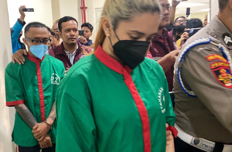 Tampang Virgoun Tertunduk Pakai Baju Tahanan Polres Jakbar - Bagian 3