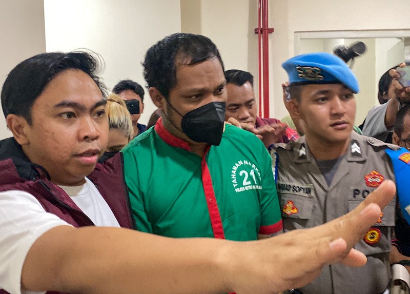 Tampang Virgoun Tertunduk Pakai Baju Tahanan Polres Jakbar - Bagian 1