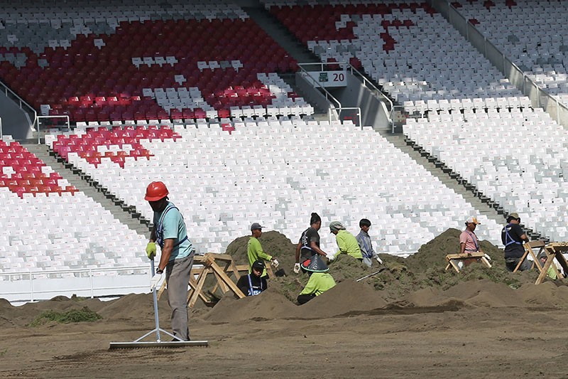 Revitalisasi Rumput Lapangan Stadion GBK - Bagian 4