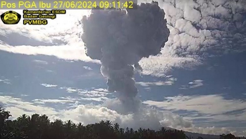 title Gunung Ibu Erupsi, Abu Vulkanis Membubung Setinggi 4.000 Meter dari Puncak Gunung Ibu Erupsi, Abu Vulkanis Membubung Setinggi 4.000 Meter dari Puncak