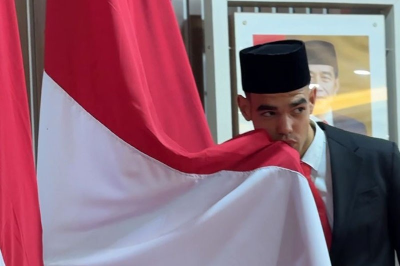 Momen Jens Raven Cium Bendera Merah Putih Resmi Menjadi WNI - Bagian 1