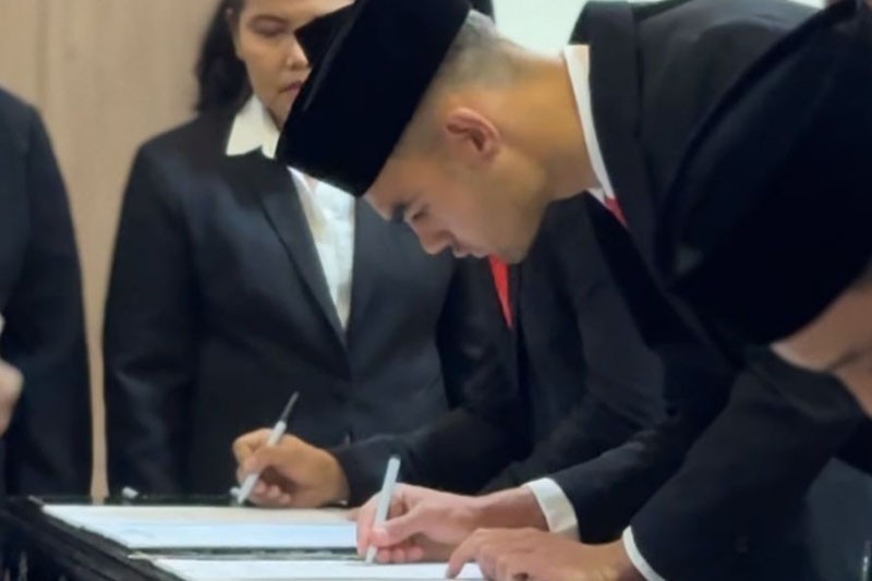 Momen Jens Raven Cium Bendera Merah Putih Resmi Menjadi WNI - Bagian 2