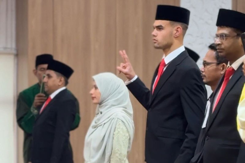 Momen Jens Raven Cium Bendera Merah Putih Resmi Menjadi WNI - Bagian 3
