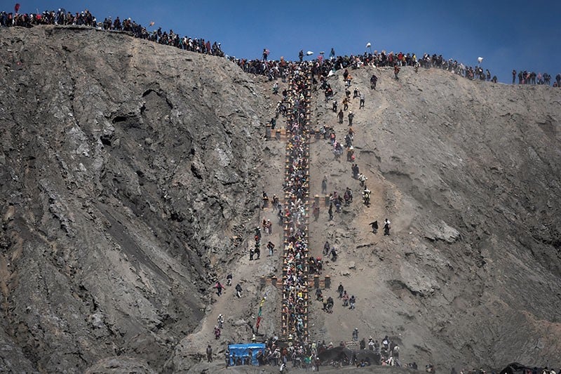 Yadnya Kasada, Ritual Melempar Sesajen ke Kawah Gunung Bromo - Bagian 3