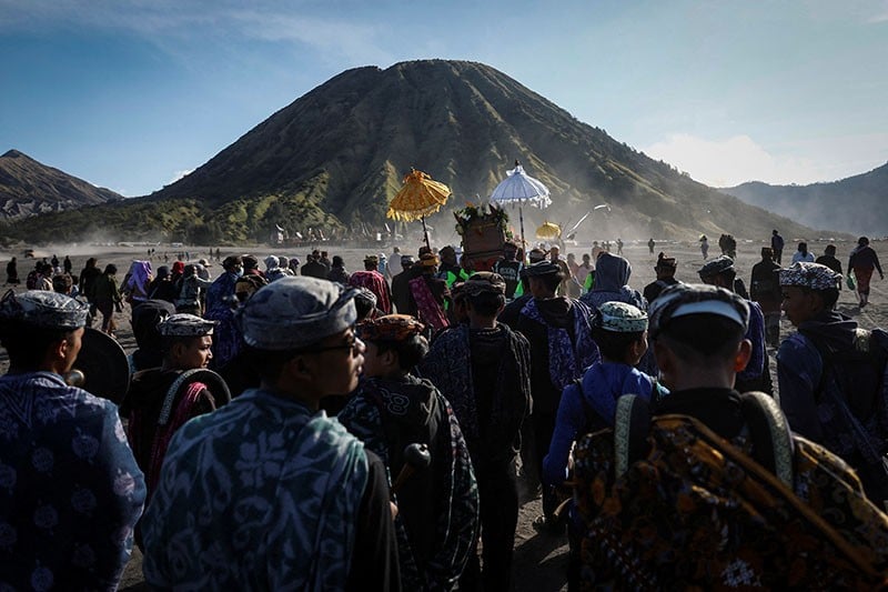 Yadnya Kasada, Ritual Melempar Sesajen Ke Kawah Gunung Bromo