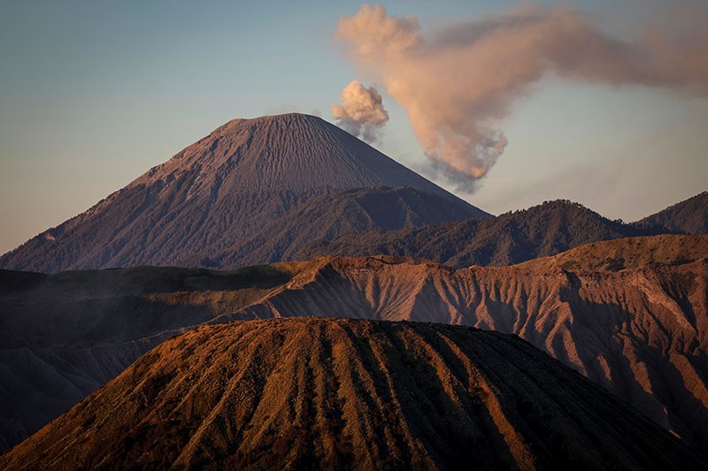 Yadnya Kasada, Ritual Melempar Sesajen ke Kawah Gunung Bromo - Bagian 5