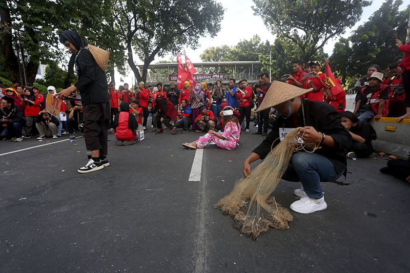 Aksi Teatrikal Buruh Tolak Potongan Gaji untuk Tapera - Bagian 2