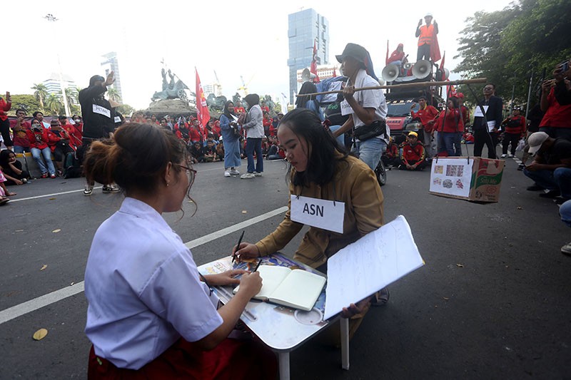 Aksi Teatrikal Buruh Tolak Potongan Gaji untuk Tapera - Bagian 3