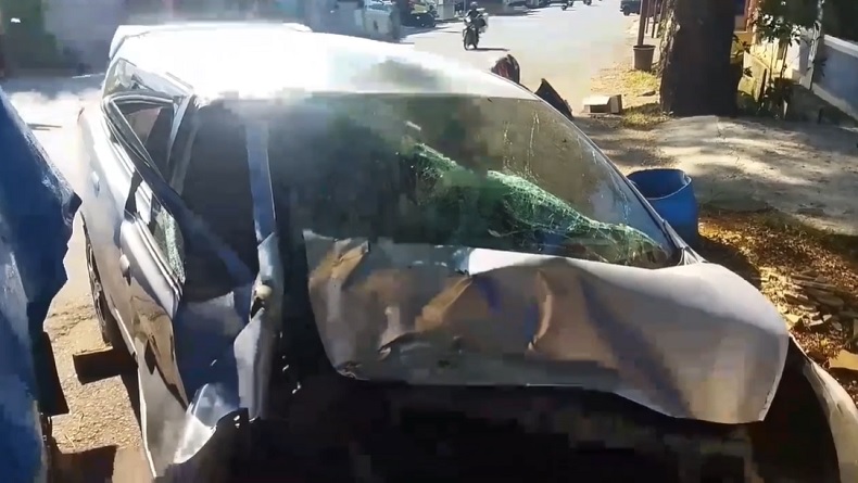 Mobil Dikendarai Kepala Desa Adu Banteng dengan Truk hingga Terpental di Maros