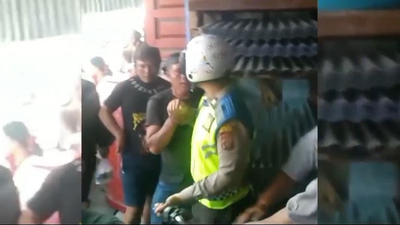 title Viral Pemotor Nyaris Adu Jotos dengan Polisi di Nias Selatan, Tak Terima Ditilang Viral Pemotor Nyaris Adu Jotos dengan Polisi di Nias Selatan, Tak Terima Ditilang