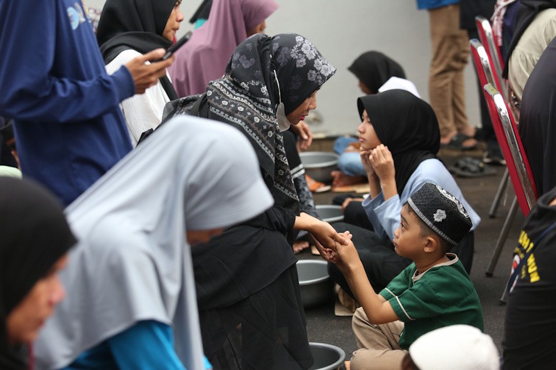 Momen Haru Anak-Anak Mencuci Kaki Ibunya - Bagian 4