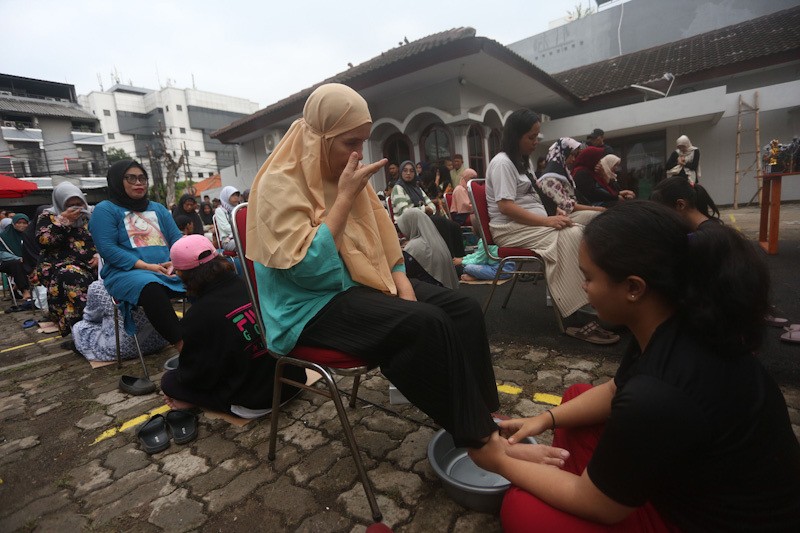 Momen Haru Anak-Anak Mencuci Kaki Ibunya - Bagian 1